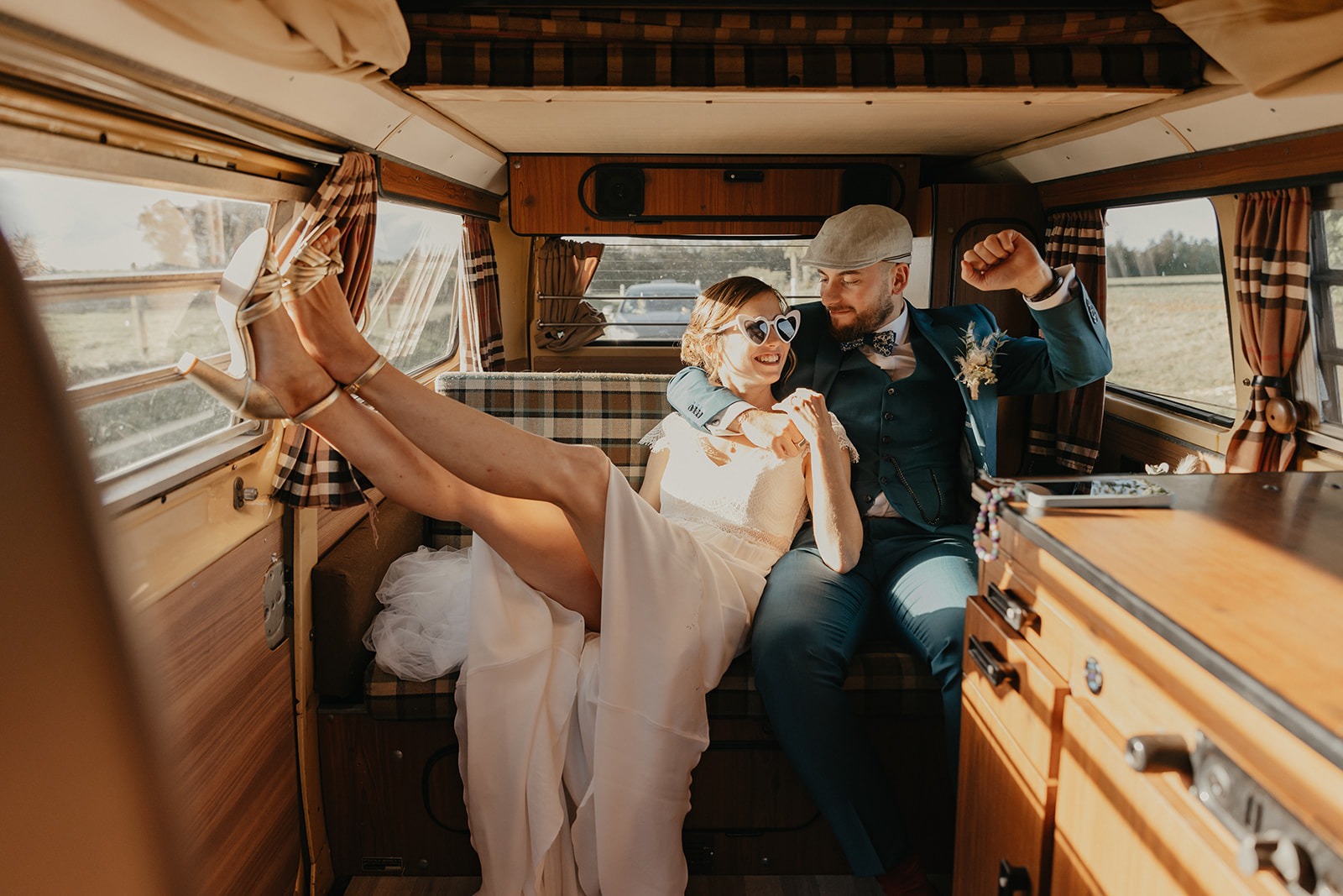 Un couple d'amoureux célèbre leur union dans un combi vanne 