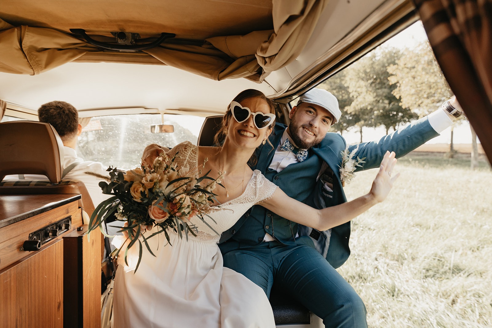 Un couple d'amoureux célèbre leur union dans un combi volkswagen
