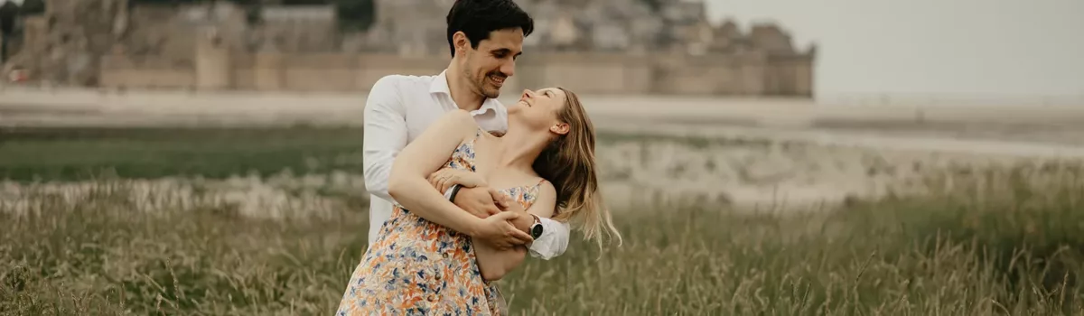 Un couple décide de faire leur love session au Mont Saint Michel en Normandie pour célébrer leur amour