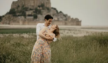 Un couple décide de faire leur love session au Mont Saint Michel en Normandie pour célébrer leur amour