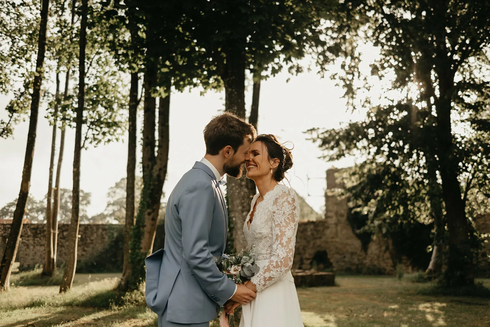 Un couple se fait photographier à la golden hour pour célébrer leur mariage.