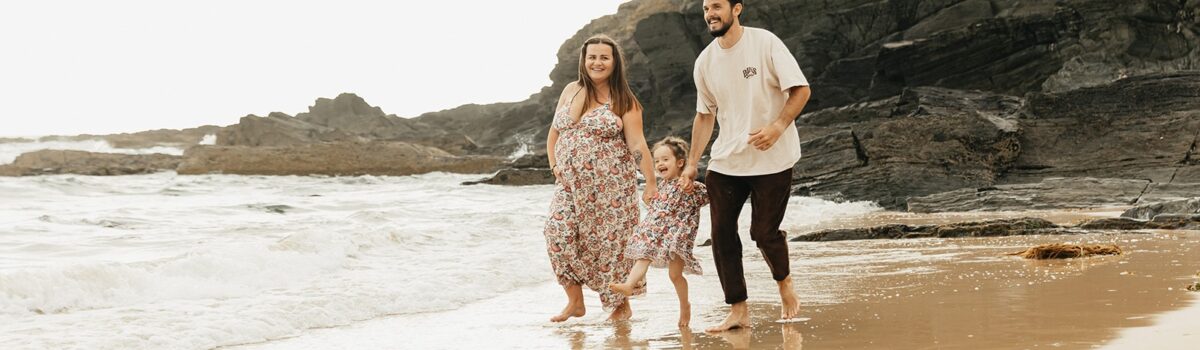 Une séance grossesse en famille lors d'une balade sur les plages du Cotentin.