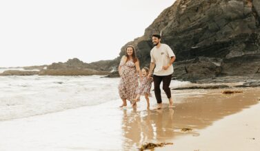 Une séance grossesse en famille lors d'une balade sur les plages du Cotentin.