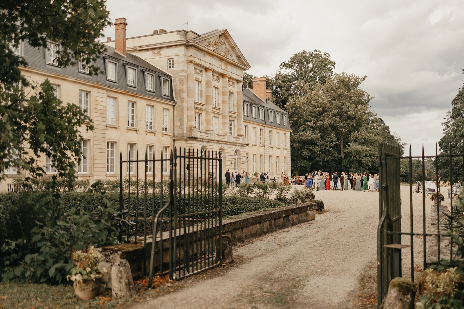 Un couple de mariés se fait photographier au Château de Courtomer en Normandie.