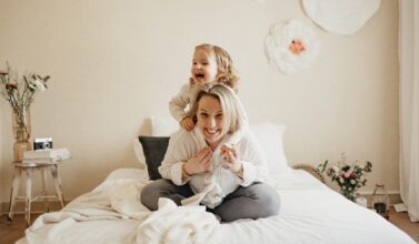 Une séance lifestyle mère-fille au home studio dans mon appartement caennais pour se créer un album photos !