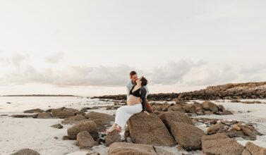 Une séance photo maternité sur les plages bretonnes, au coucher du soleil.