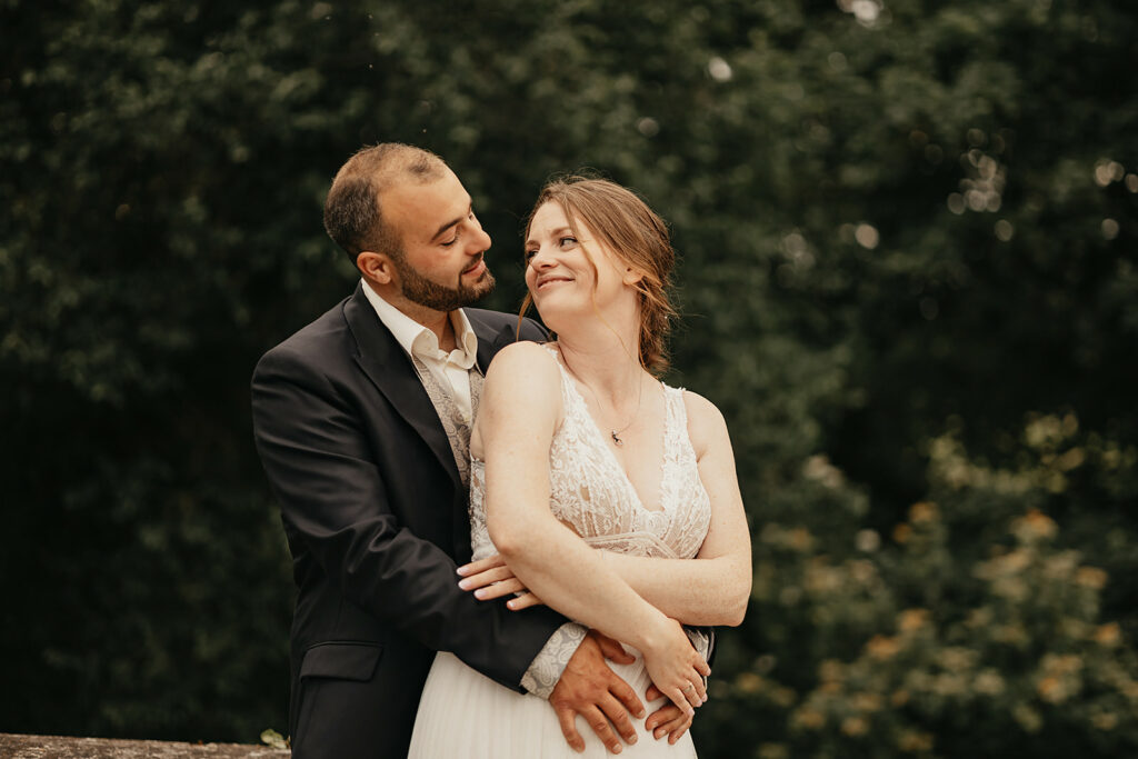 Un mariage intimiste à l'organisation épurée au Château de Creully en Normandie.