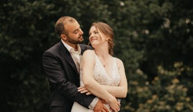 Un mariage intimiste à l'organisation épurée au Château de Creully en Normandie.