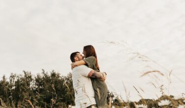 Une séance photo en couple dans un champ de pâquerettes en pleine campagne normande.