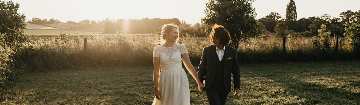 Des photos de couple de mariage pendant la Golden Hour à la Bergerie le Doux Marais en Normandie.