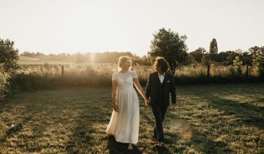 Des photos de couple de mariage pendant la Golden Hour à la Bergerie le Doux Marais en Normandie.